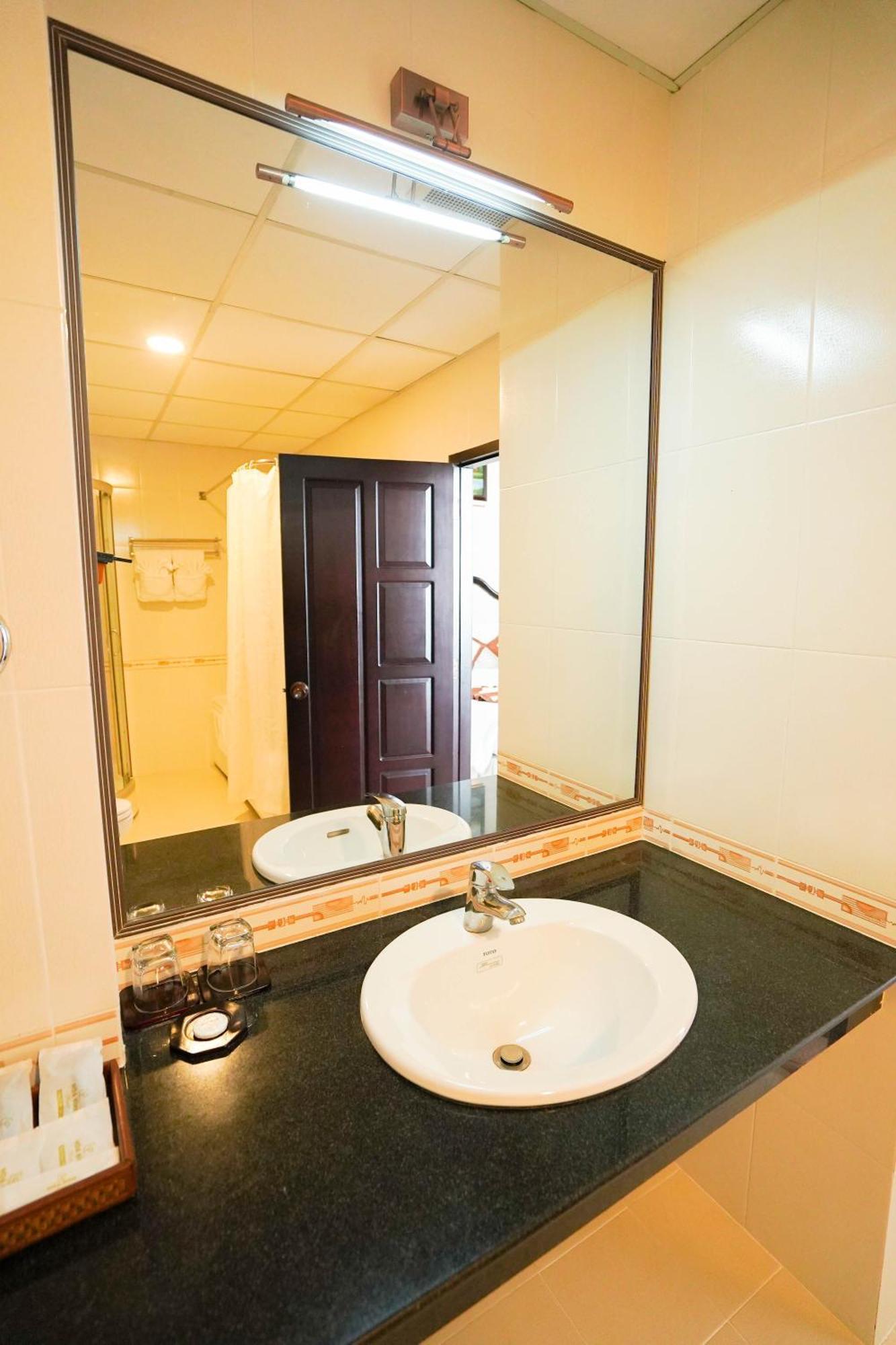 Hoa Binh 1 Hotel Long Xuyen Exterior photo